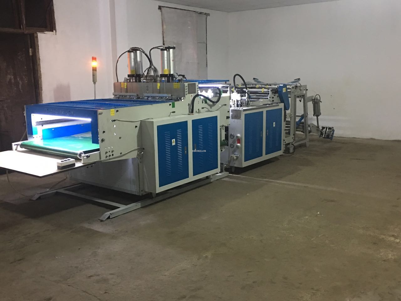 超高速制袋机 超市购物袋制袋机一、特点：本机以HDPE、LDPE筒膜为原料，是制作超市袋、背心袋、马甲袋、市场袋的理想设备，本机具有节省人工、降低成本、一次成型、故障率低、产量高等特点，良好性能的色标跟踪仪，使封切长度更准确，误差更小。采用先进的电脑，长度调整方便，精确。